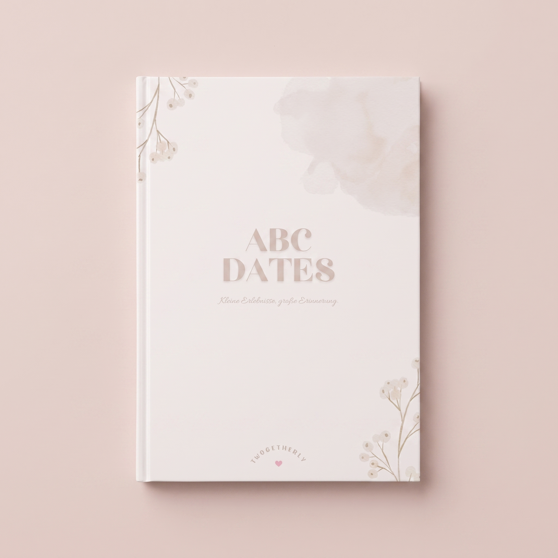 ABC-Date-Buch Cover mit dem Titel ABC Dates und dem Untertitel Kleine Erlebnisse, große Erinnerung auf zartrosa Hintergrund