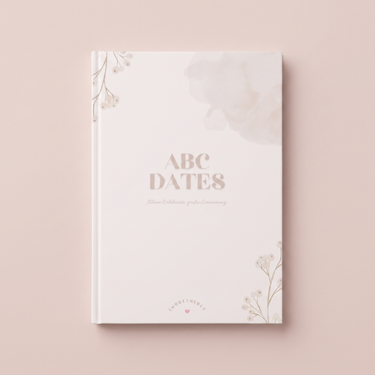 ABC-Date-Buch Cover mit dem Titel ABC Dates und dem Untertitel Kleine Erlebnisse, große Erinnerung auf zartrosa Hintergrund