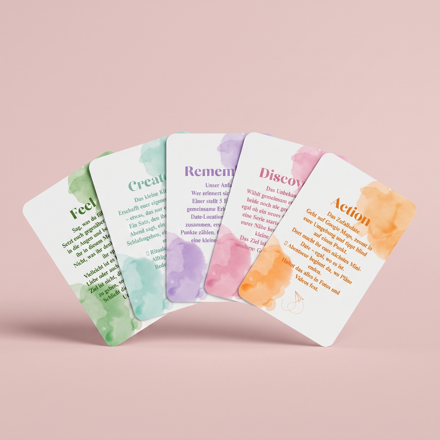 Fächer aus fünf Date Cards, jede Karte steht für eine eigene Kategorie, Feel, Create, Remember, Discover und Action